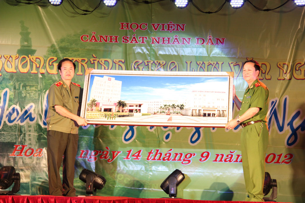 Đồng chí thiếu tướng GS.TS Nguyễn Xuân Yêm giám đốc Học viện CSND tặng quà lưu niệm cho CA tỉnh Ninh Bình